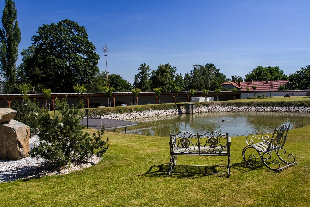Hotel Panstvi Dlouha Lhota Экстерьер фото