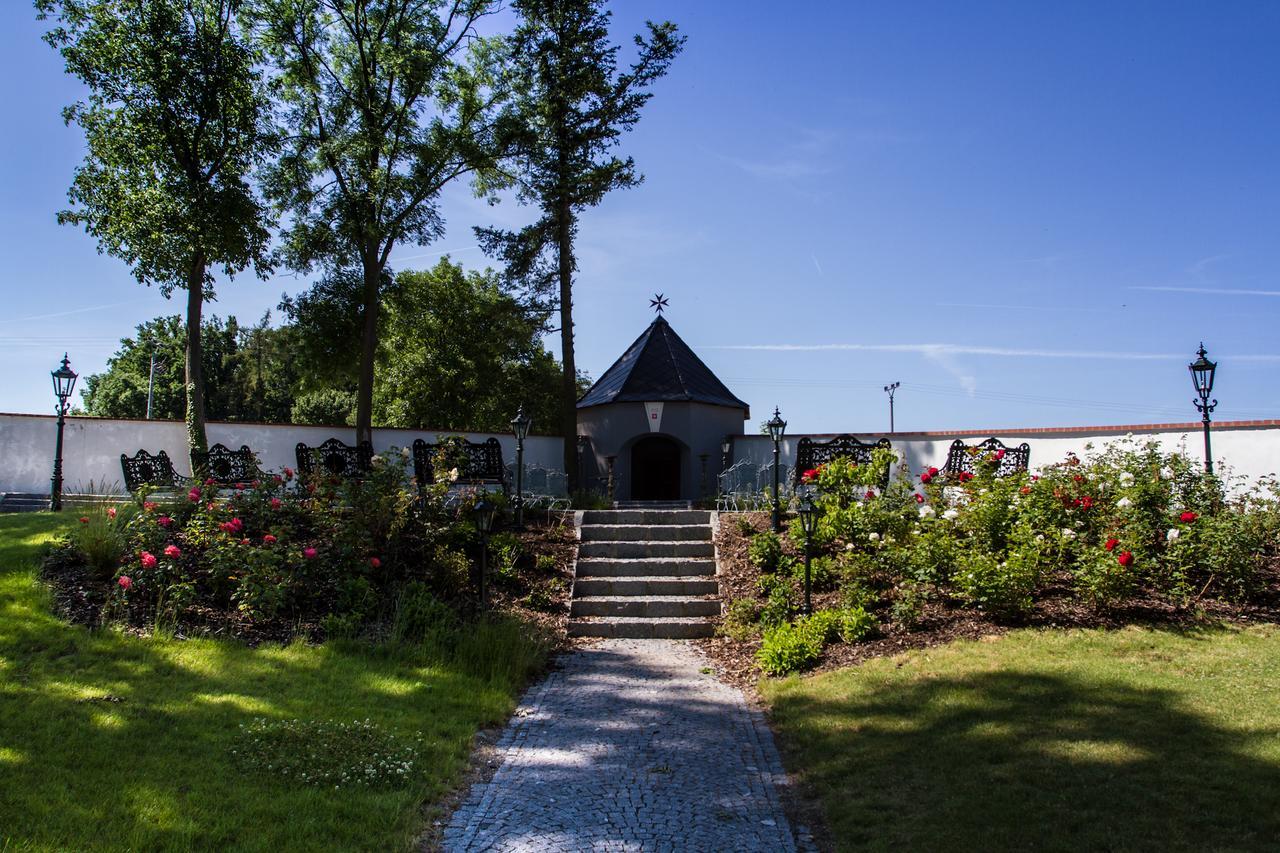 Hotel Panstvi Dlouha Lhota Экстерьер фото